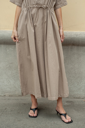 Платье Humility с утяжкой на поясе бежевое