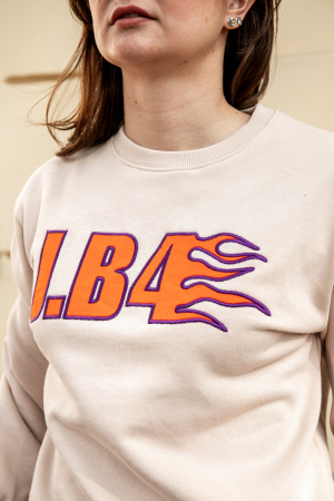 Свитшот J.B4 (Just Before) молочный с вышитым логотипом на груди