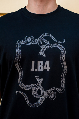 Футболка J.B4 (Just Before) черная с коричневым принтом