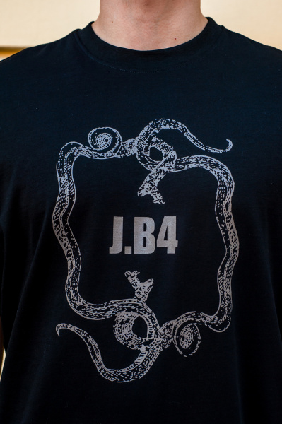 Футболка J.B4 (Just Before) черная с коричневым принтом
